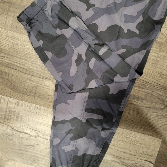 Old Navy Women's Workout Pants/Leggings- Set of 3 - Picture 6 of 7